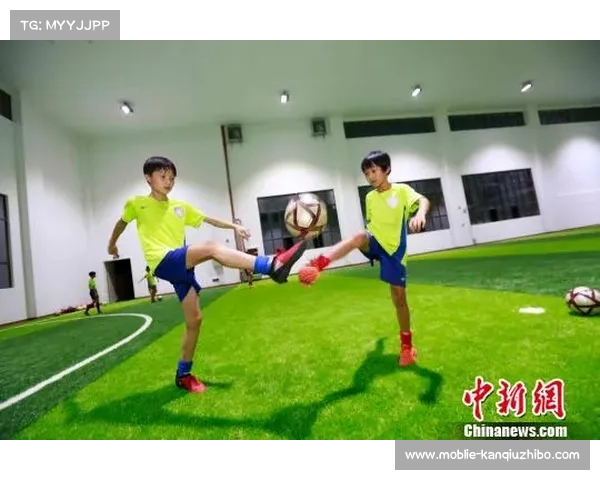 “捡球童的榜样”：大谷翔平赛后清理板凳区垃圾的细节走红网络。