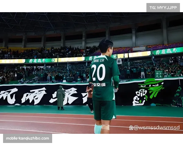 【2026年4月中超联赛·赛后·聚焦特写：终场哨响，浙江队主帅乔迪长时间研究技术统计报告